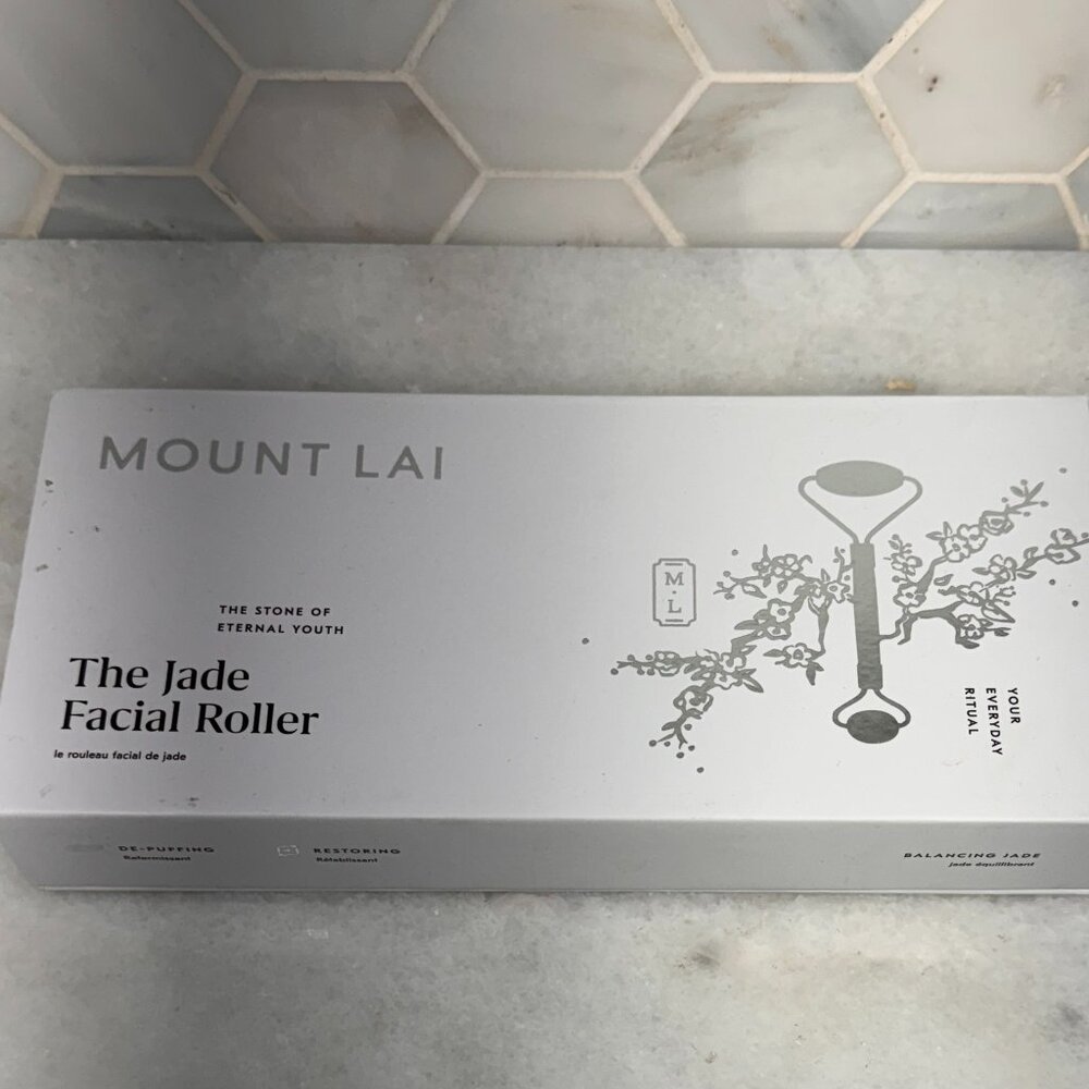 Mount Lai - The De-Puffing Jade Facial Roller | A Facial Massage to De-Puff